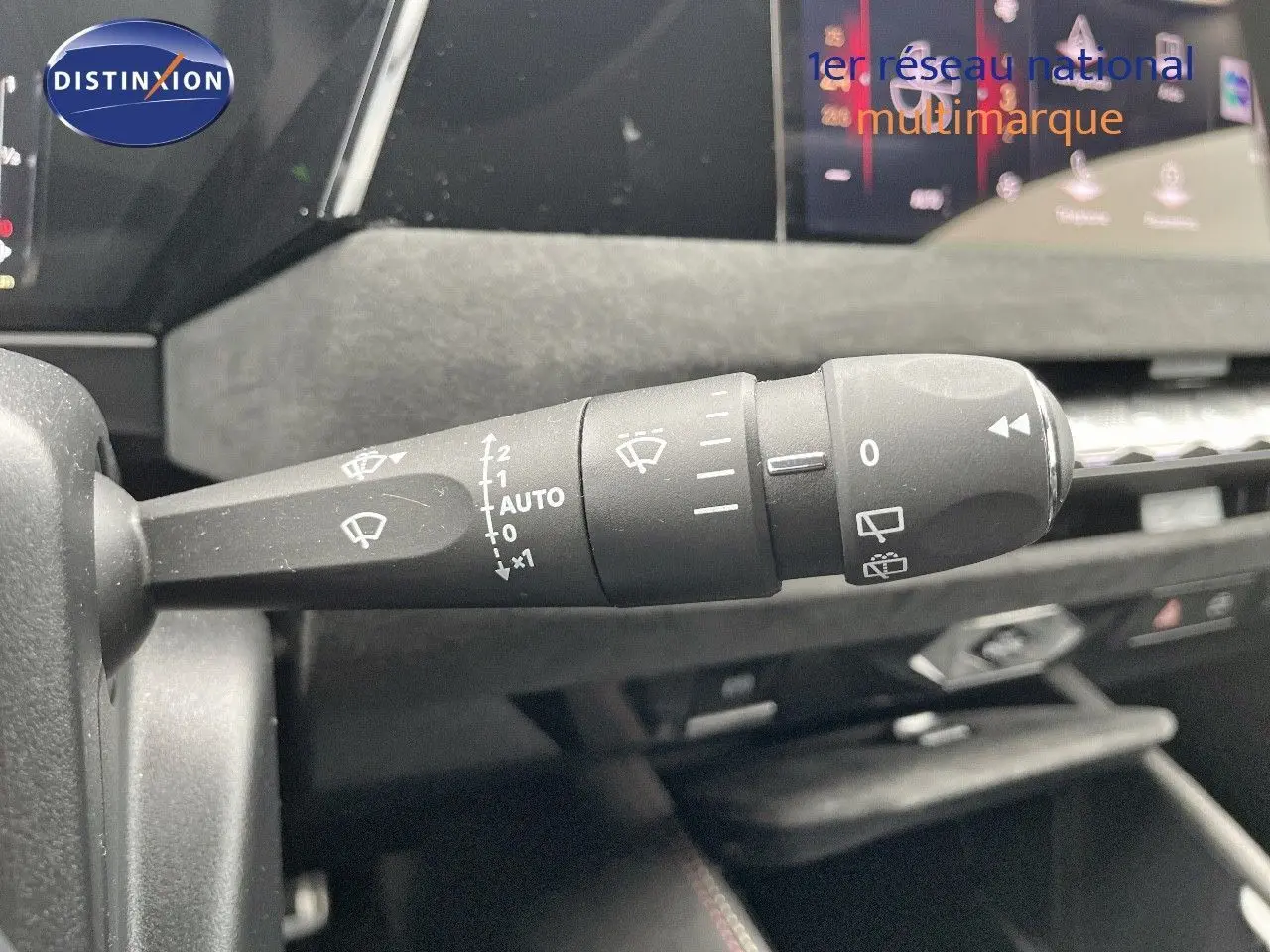 Gros plan sur la commande d'essuie-glace du DS4 2024 gris laqué, mettant en valeur les réglages automatiques et manuels.