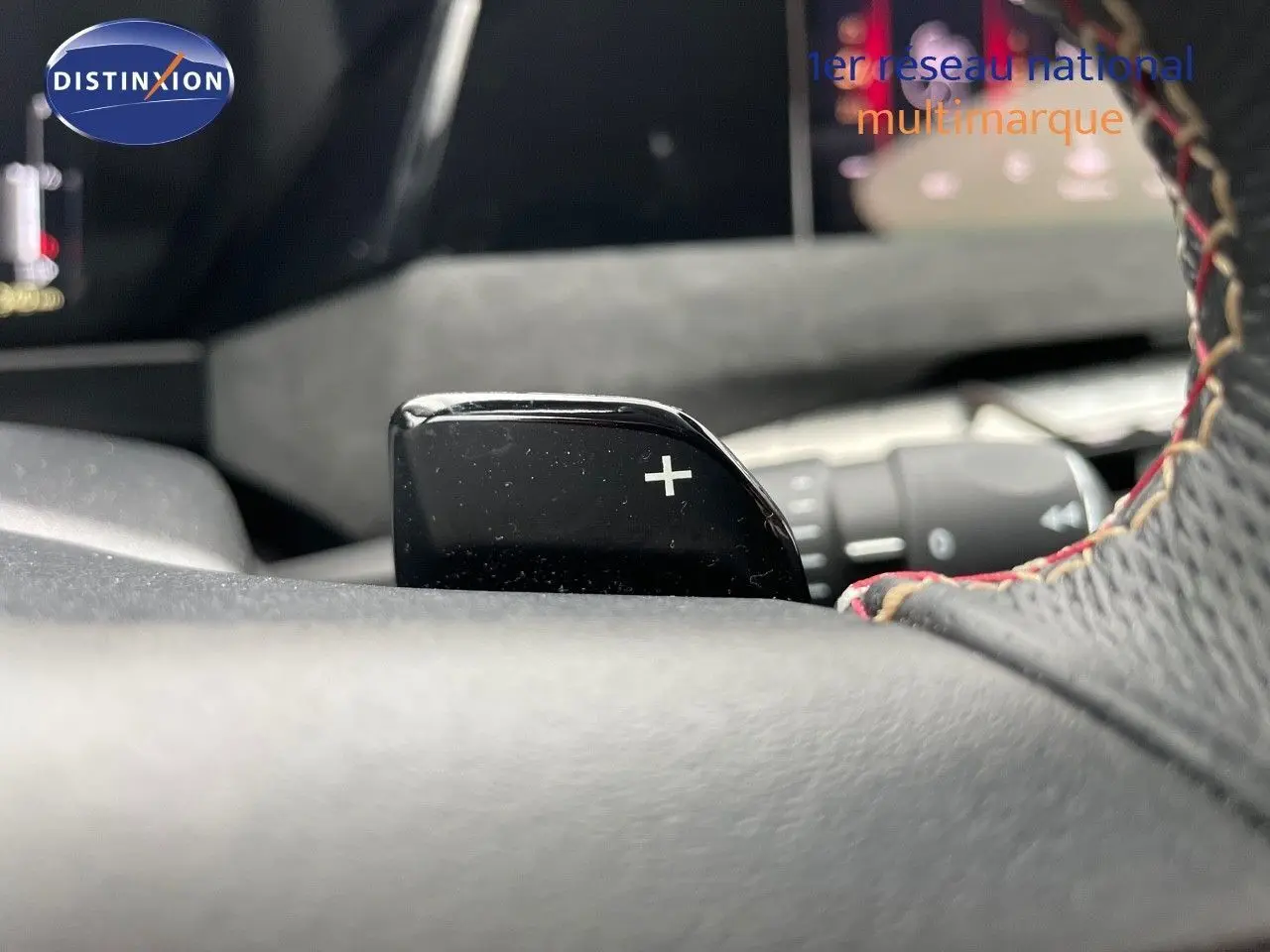 Gros plan sur la palette de changement de vitesse droite du volant cuir noir sur DS4 gris laqué métal 2024.