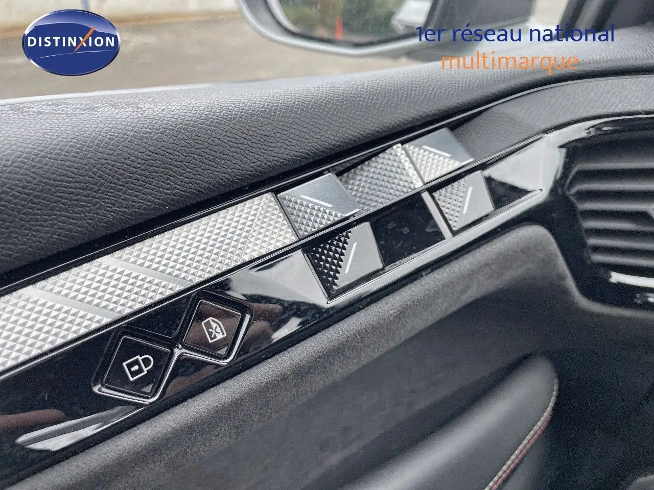 Détail intérieur montrant les commandes de verrouillage et la finition texturée sur la porte côté conducteur du DS4 gris laqué 2024.