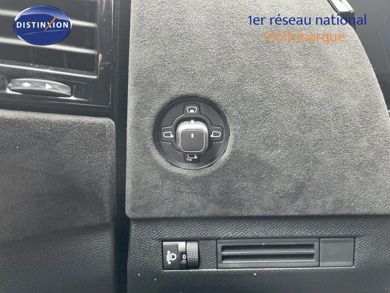 Détail intérieur montrant le réglage des rétroviseurs sur revêtement gris suédé du DS4 2024 diesel finition Performance Line.