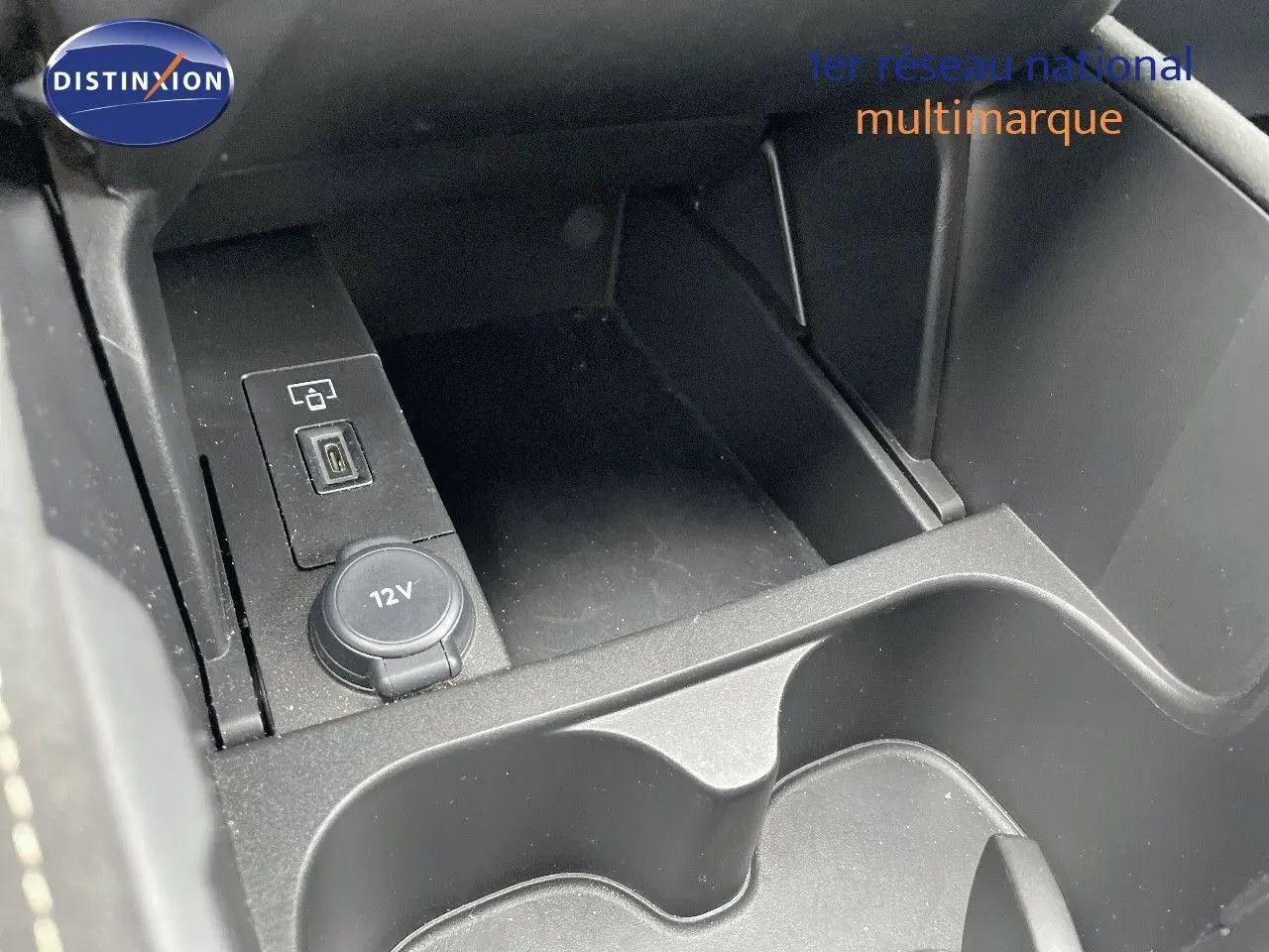 Gros plan sur la console centrale noire du DS4 2024, montrant prise 12V et port USB intégrés.