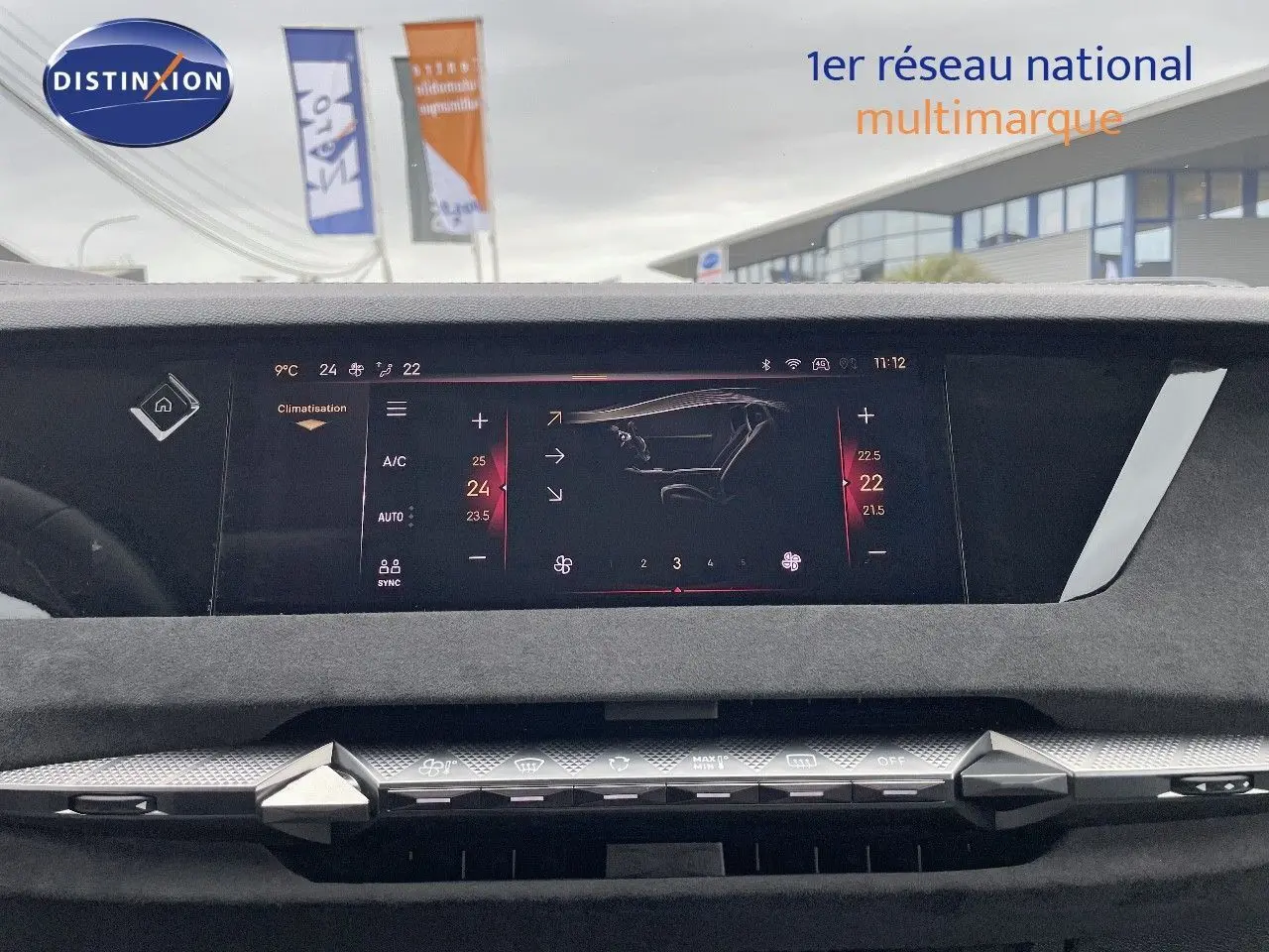 Tableau de bord numérique du DS4 2024 en gris laqué métal, affichant la climatisation sur écran tactile central.