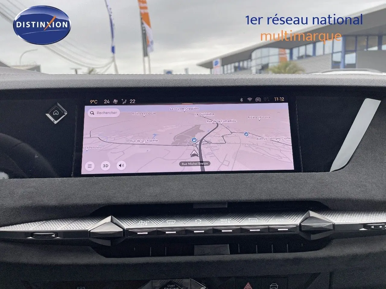Vue rapprochée de l'écran tactile central avec navigation active sur DS4 2024 gris laqué, soulignant l'interface moderne et les commandes climatiques.