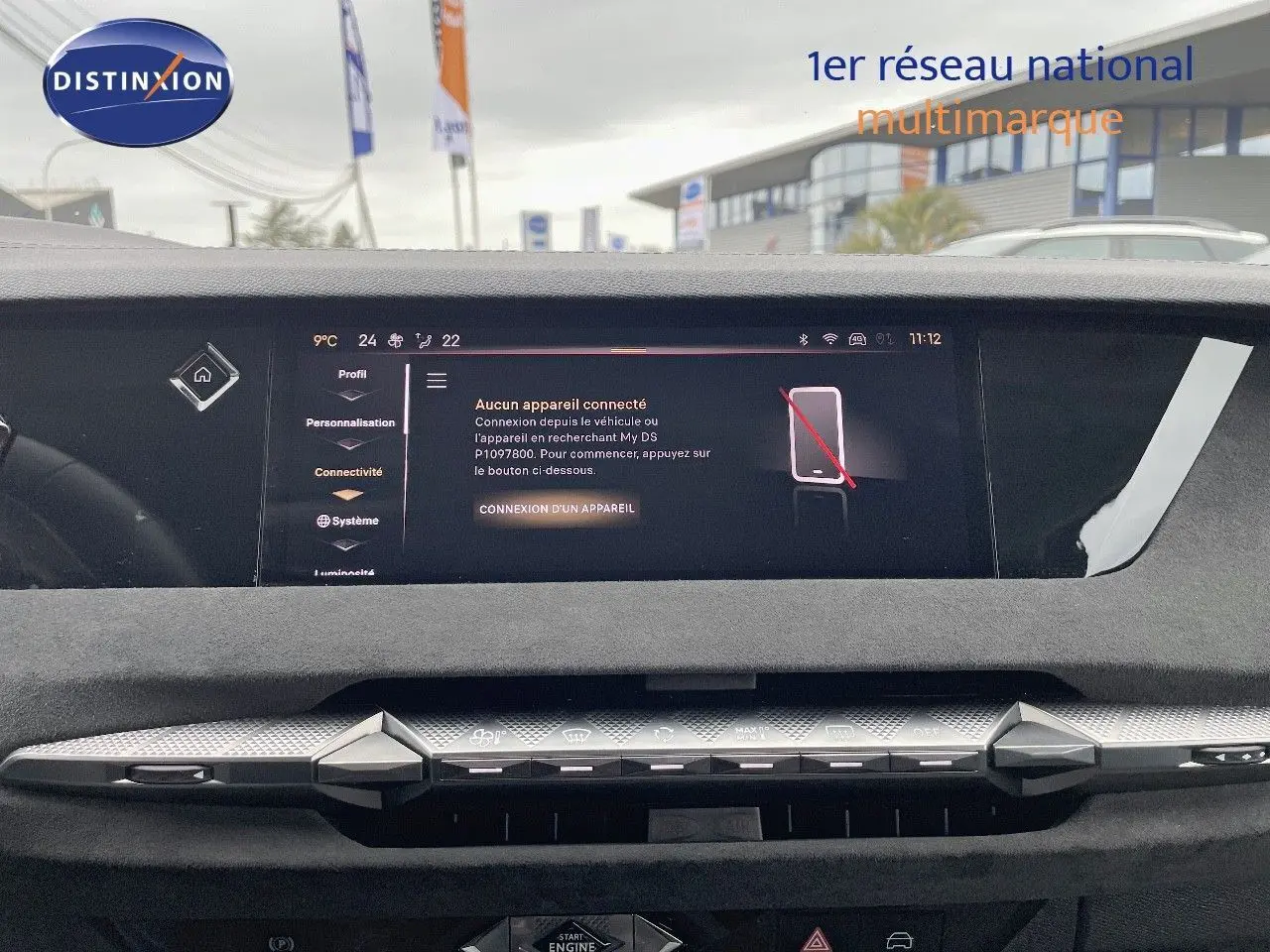 Tableau de bord du DS4 2024 en gris laqué métal, vue intérieure centrée sur l'écran tactile et commandes climatiques.