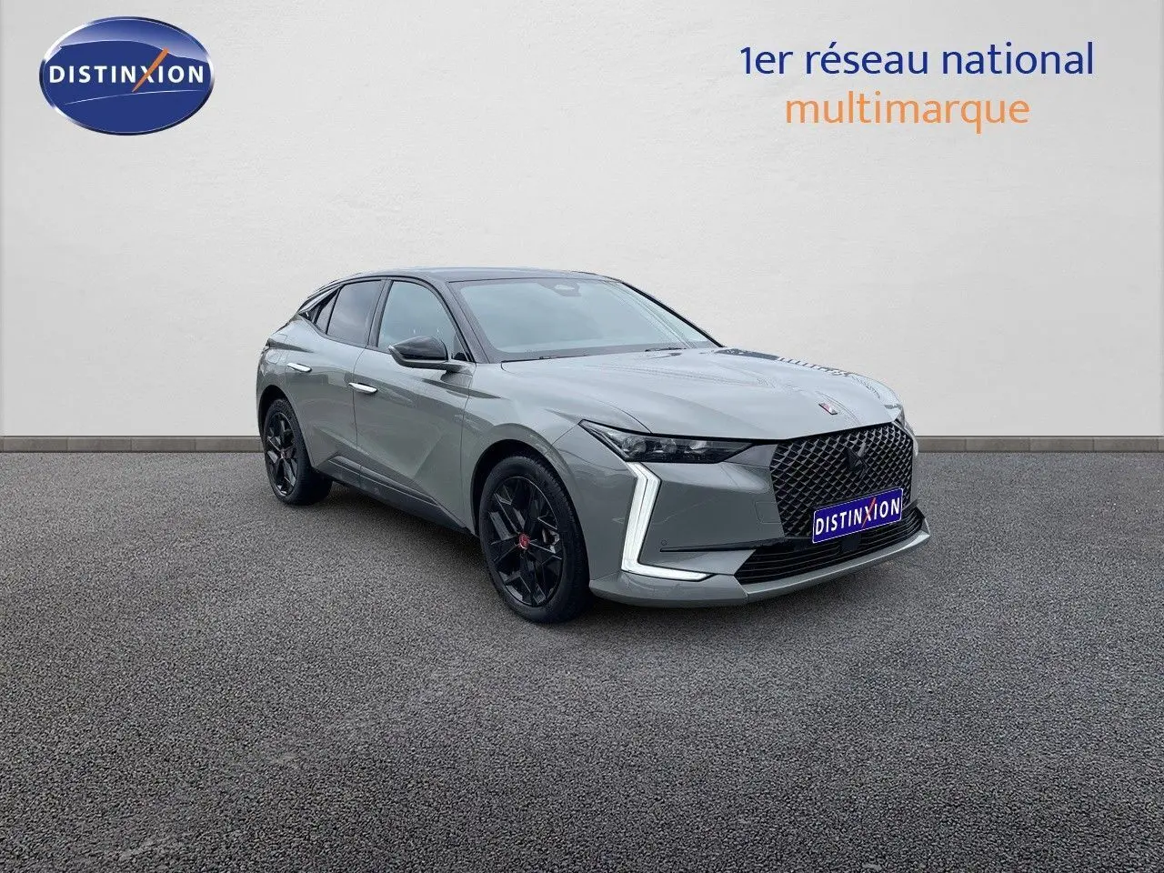 DS4 BlueHDi 130ch gris laqué métal vue 3/4 avant droit avec jantes noires et calandre distinctive.