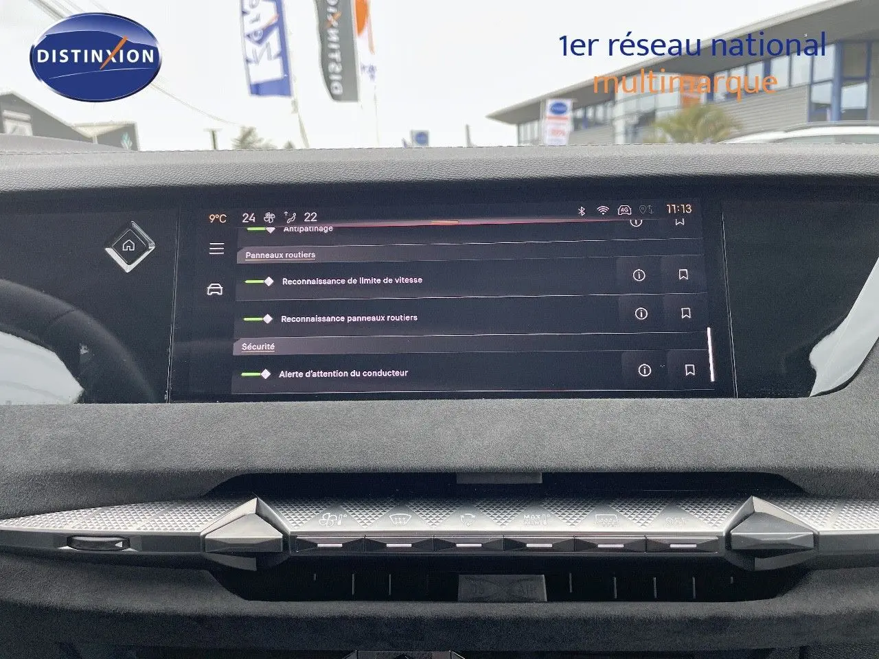 Vue rapprochée du tableau de bord et écran tactile du DS4 2024 en finition Performance Line, ambiance intérieure noire.