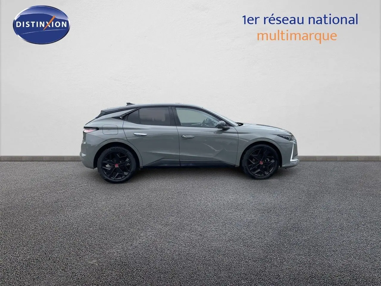 Profil côté gauche d'une DS4 2024 gris laqué métal avec jantes noires et lignes sculptées élégantes.