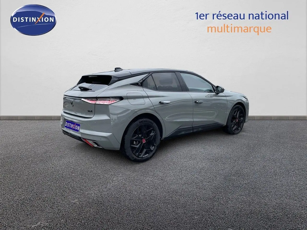Vue 3/4 arrière côté gauche d'une DS4 gris laqué métal avec jantes noires et toit noir contrasté.