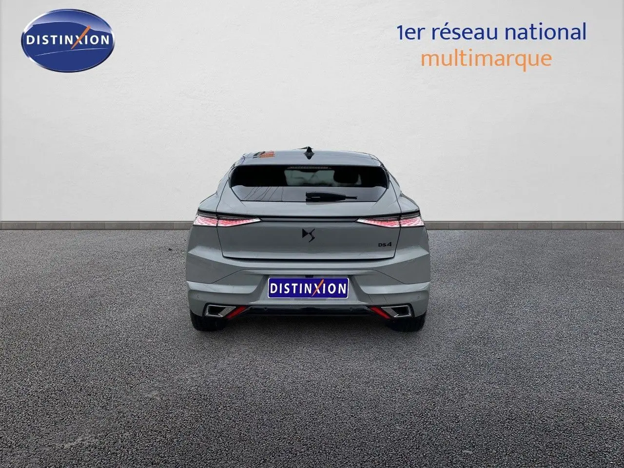 Vue arrière d'une DS4 2024 gris laqué métal, soulignant ses feux fins et son design moderne et épuré.