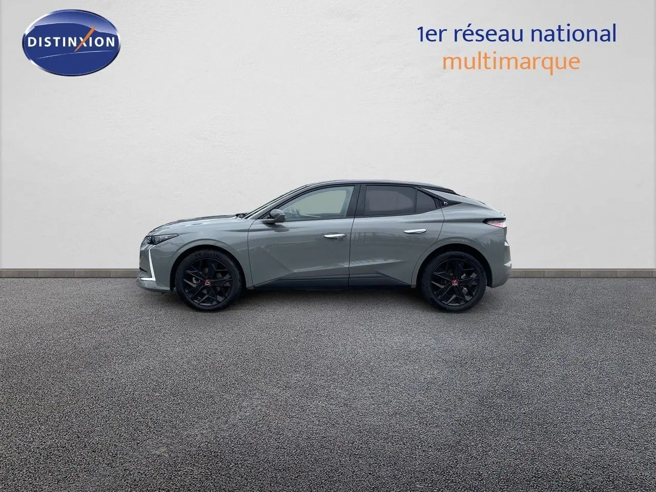 Profil droit d'une DS4 2024 gris laqué métal avec jantes noires et lignes dynamiques marquées.