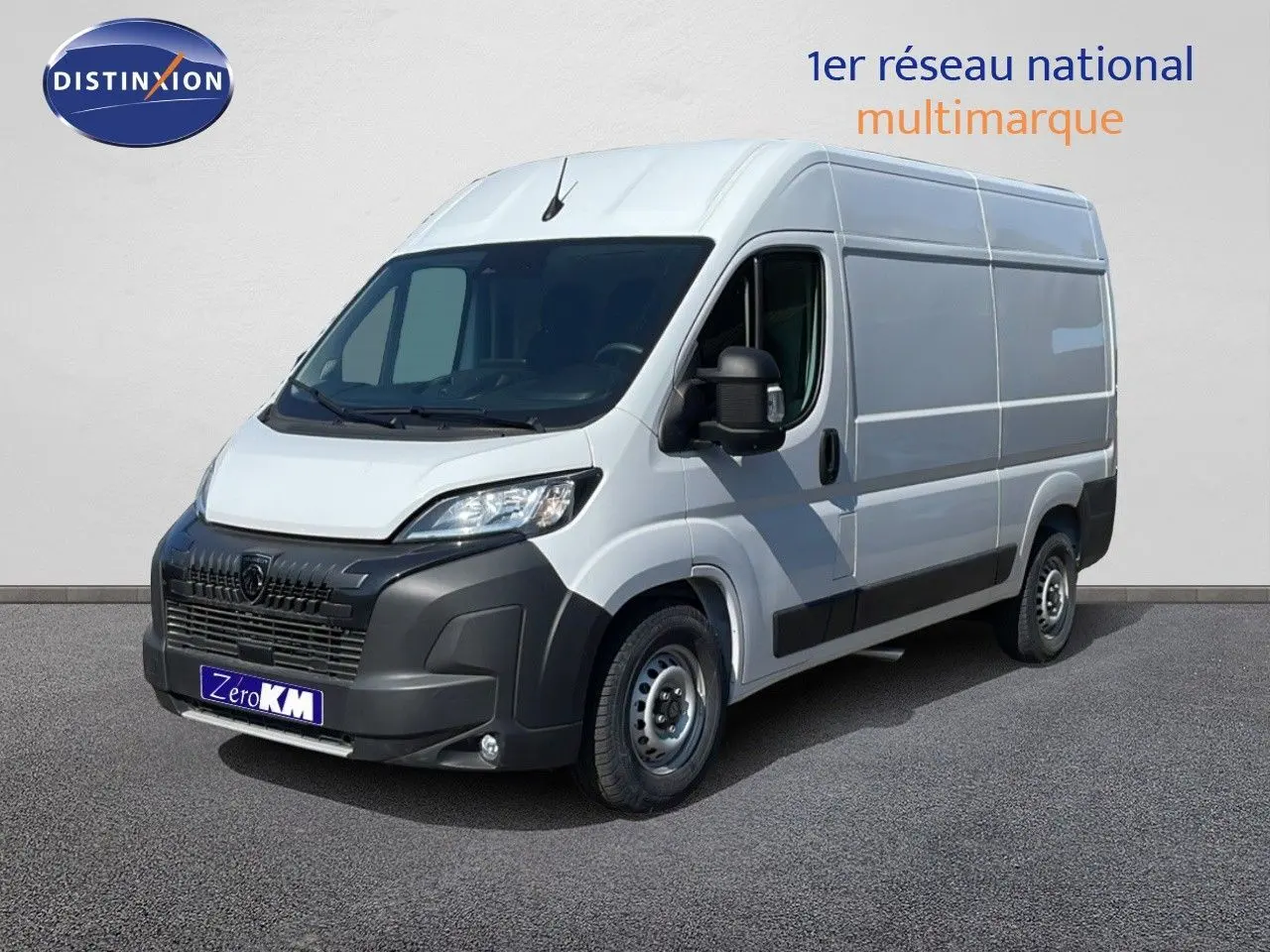 Peugeot Boxer Fourgon blanc banquise en 3/4 avant droit, avec pare-chocs noir et grande surface latérale lisse.
