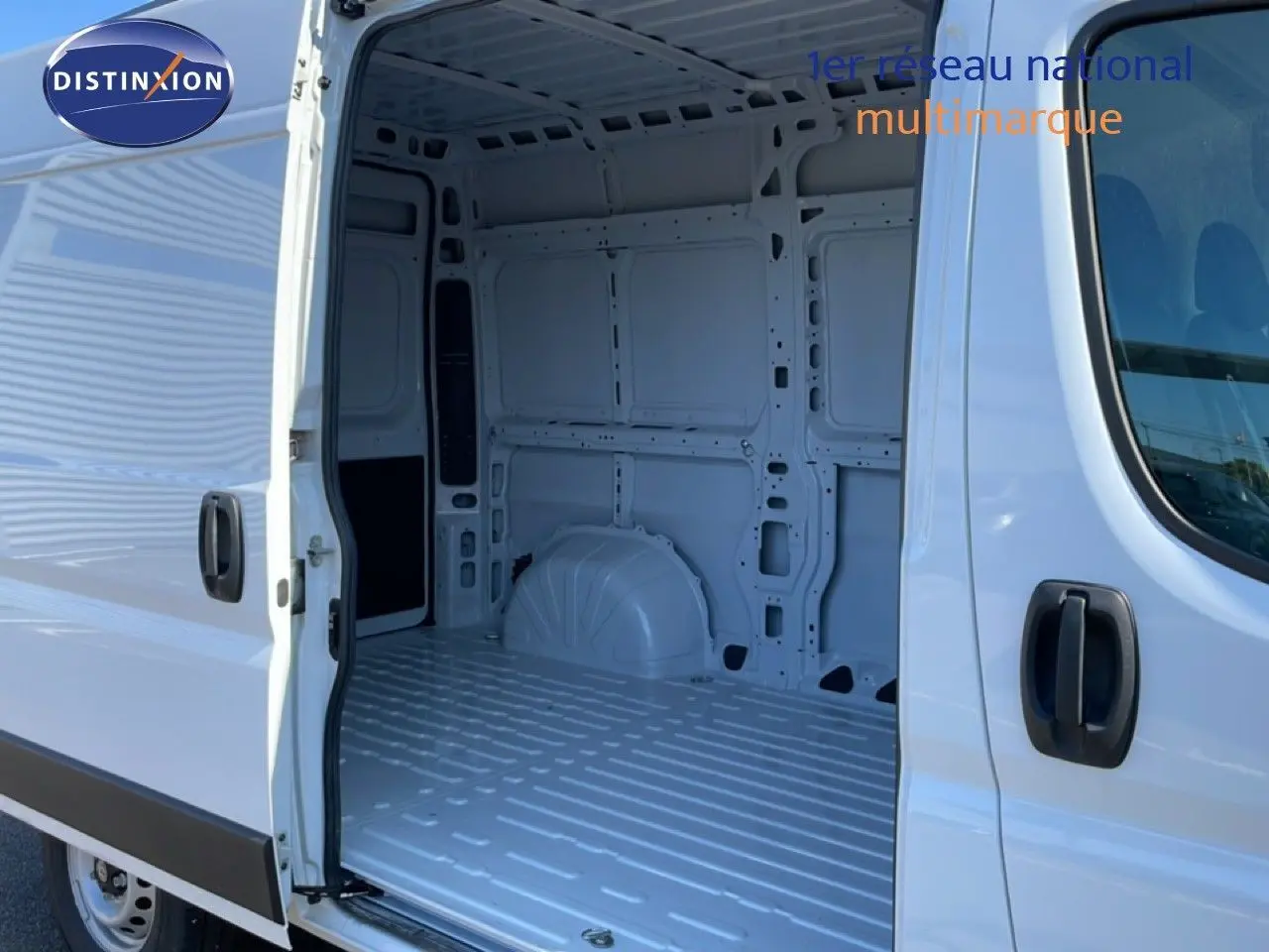 Vue latérale droite du Peugeot Boxer Fourgon blanc banquise avec porte coulissante ouverte montrant l’intérieur vide du coffre.