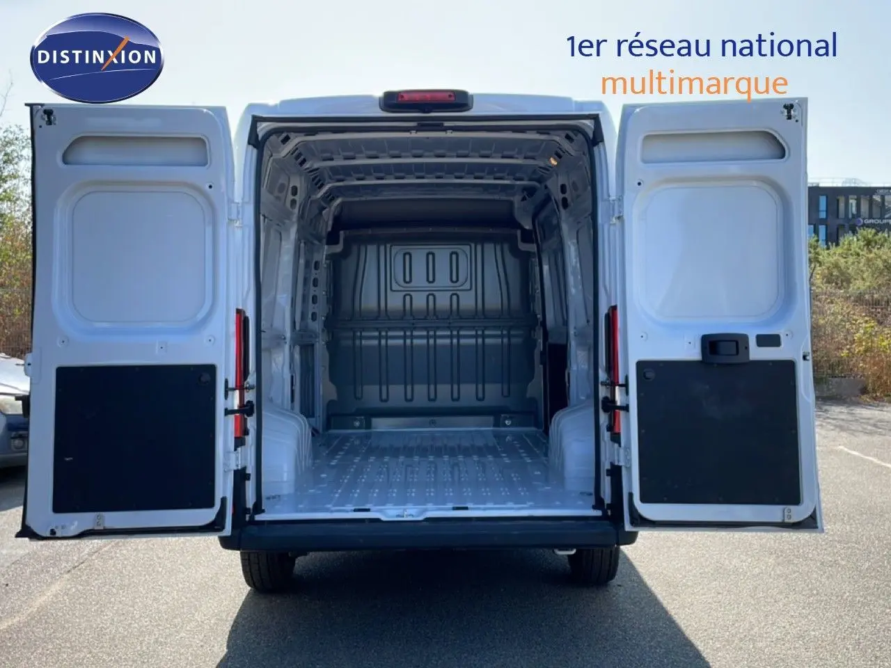 Vue arrière du Peugeot Boxer Fourgon blanc banquise 2025 avec portes ouvertes montrant l’espace de chargement vide.