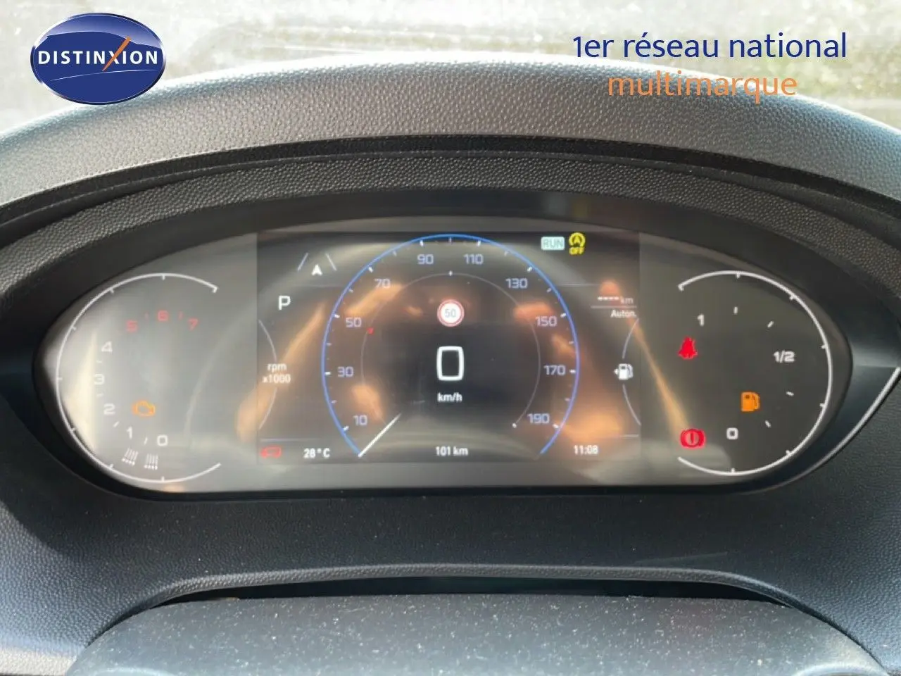 Tableau de bord numérique du Peugeot Boxer Fourgon 2025 affichant vitesse, compte-tours et jauge carburant.