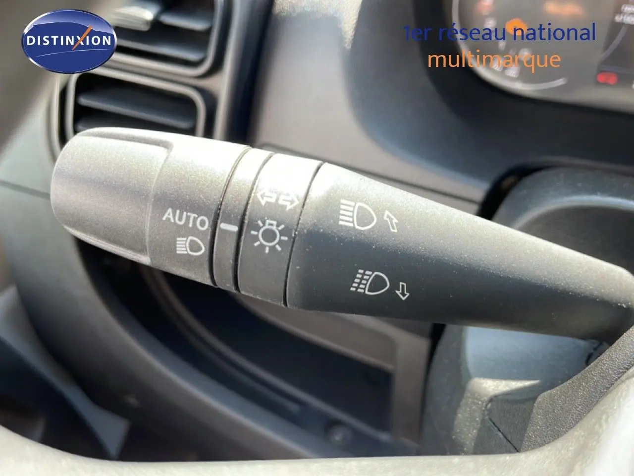 Gros plan sur la commande des feux du Peugeot Boxer Fourgon blanc banquise, intérieur avec détails des symboles lumineux.
