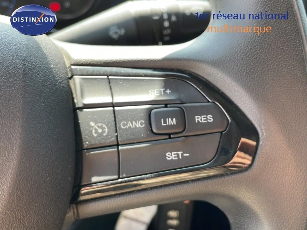 Gros plan sur les commandes de régulateur de vitesse au volant du Peugeot Boxer Fourgon blanc banquise.