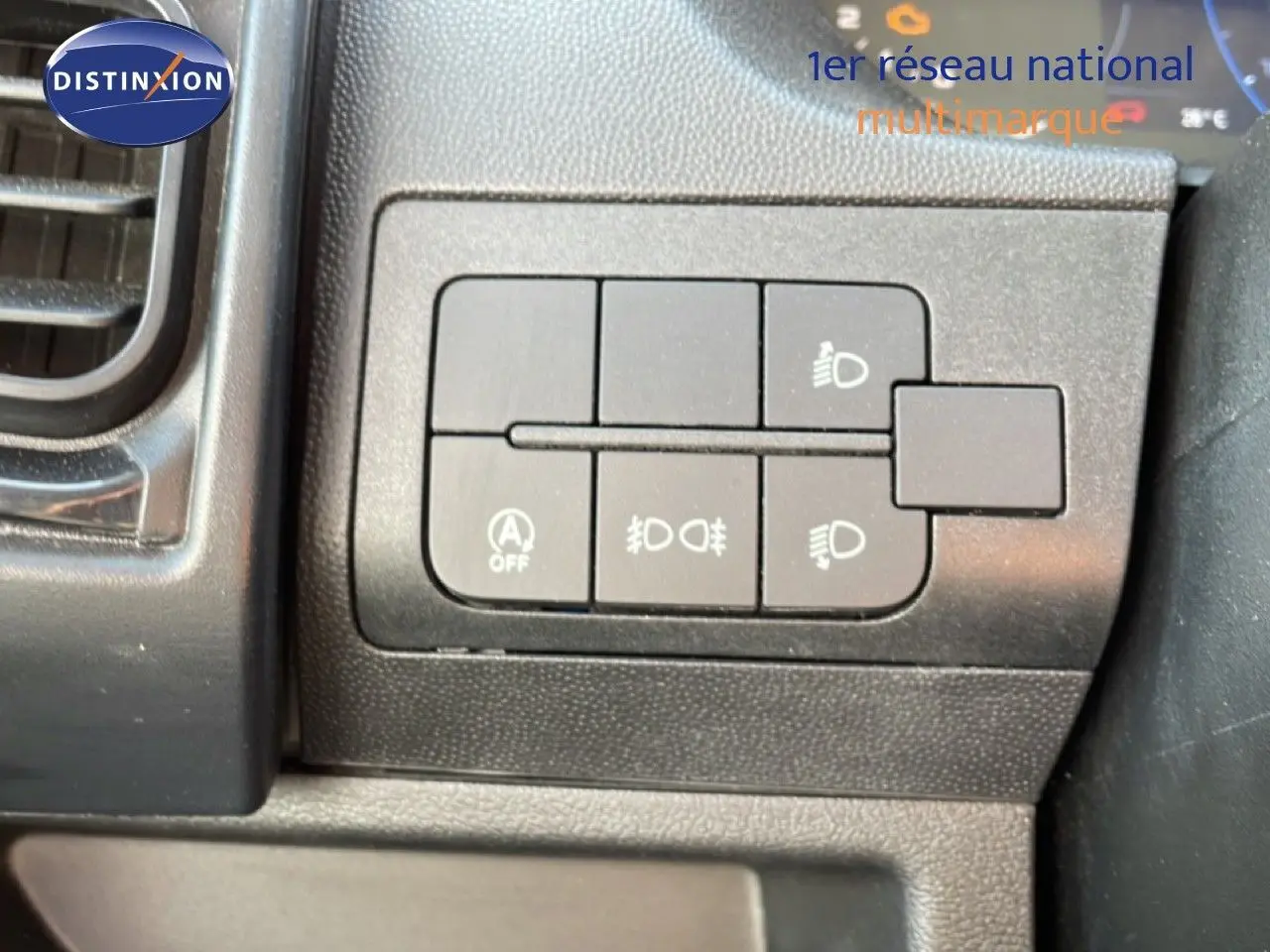 Gros plan sur les commandes d'éclairage intérieures du Peugeot Boxer Fourgon blanc banquise, tableau de bord côté gauche.