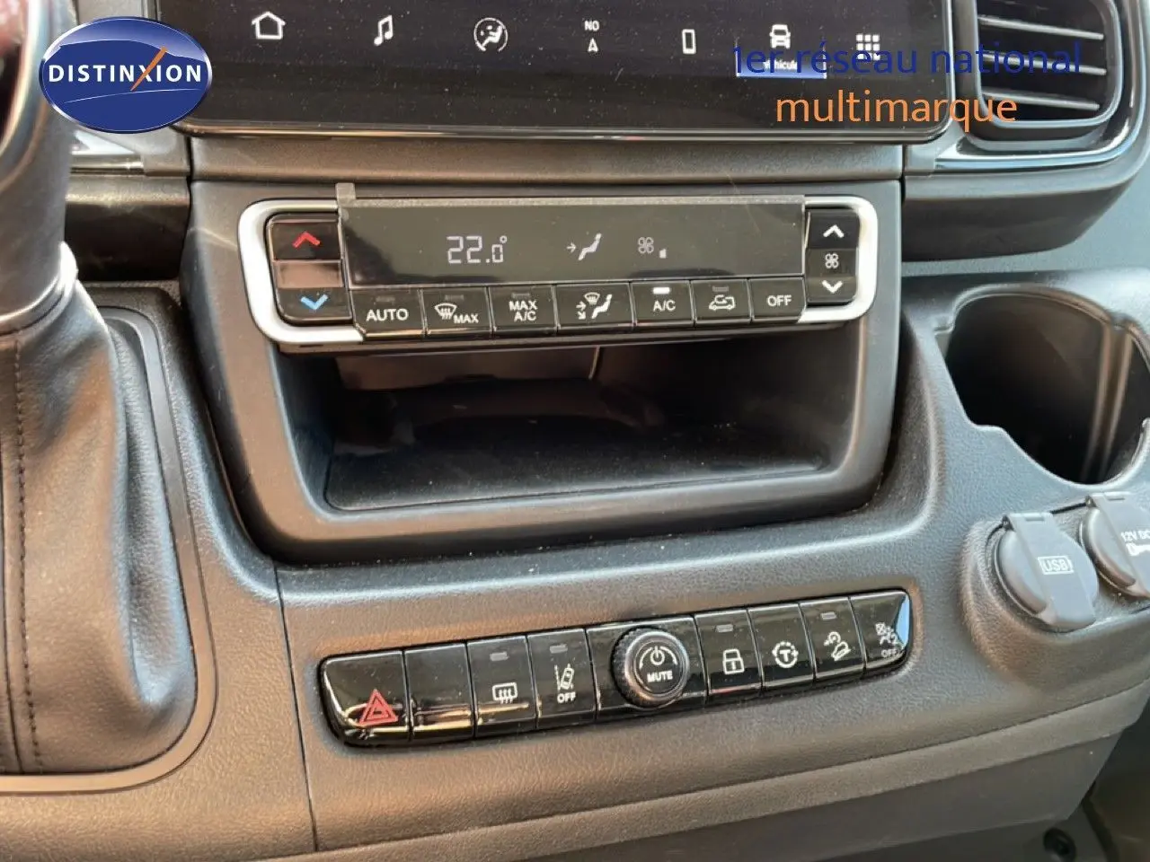Vue rapprochée du tableau de bord noir du Peugeot Boxer Fourgon 2025, montrant les commandes de climatisation et boutons fonctionnels.