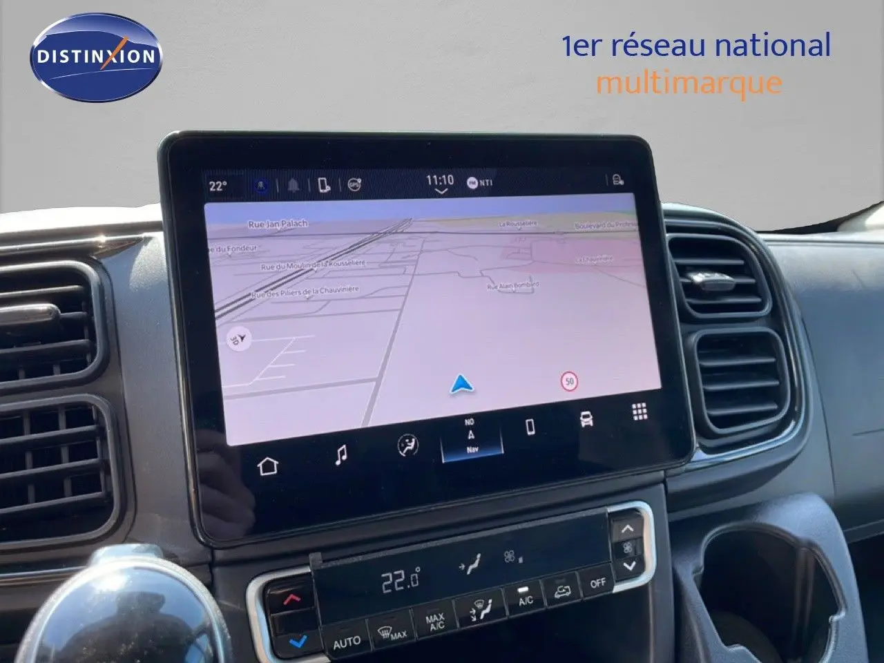 Vue rapprochée de l’écran tactile central du tableau de bord du Peugeot Boxer Fourgon blanc, affichant la navigation GPS.