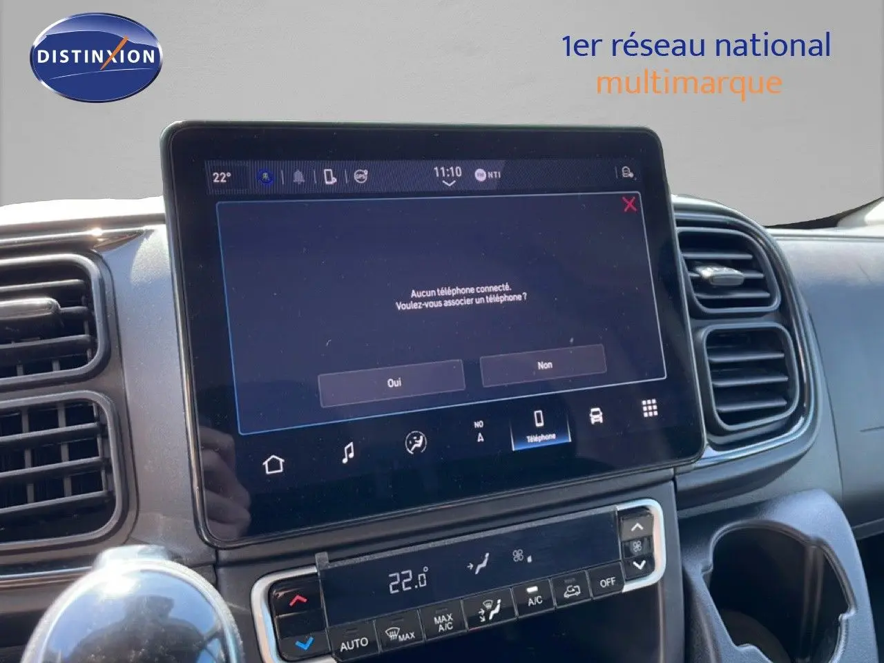 Vue rapprochée de l’écran tactile central et de la console de climatisation du Peugeot Boxer Fourgon blanc banquise.