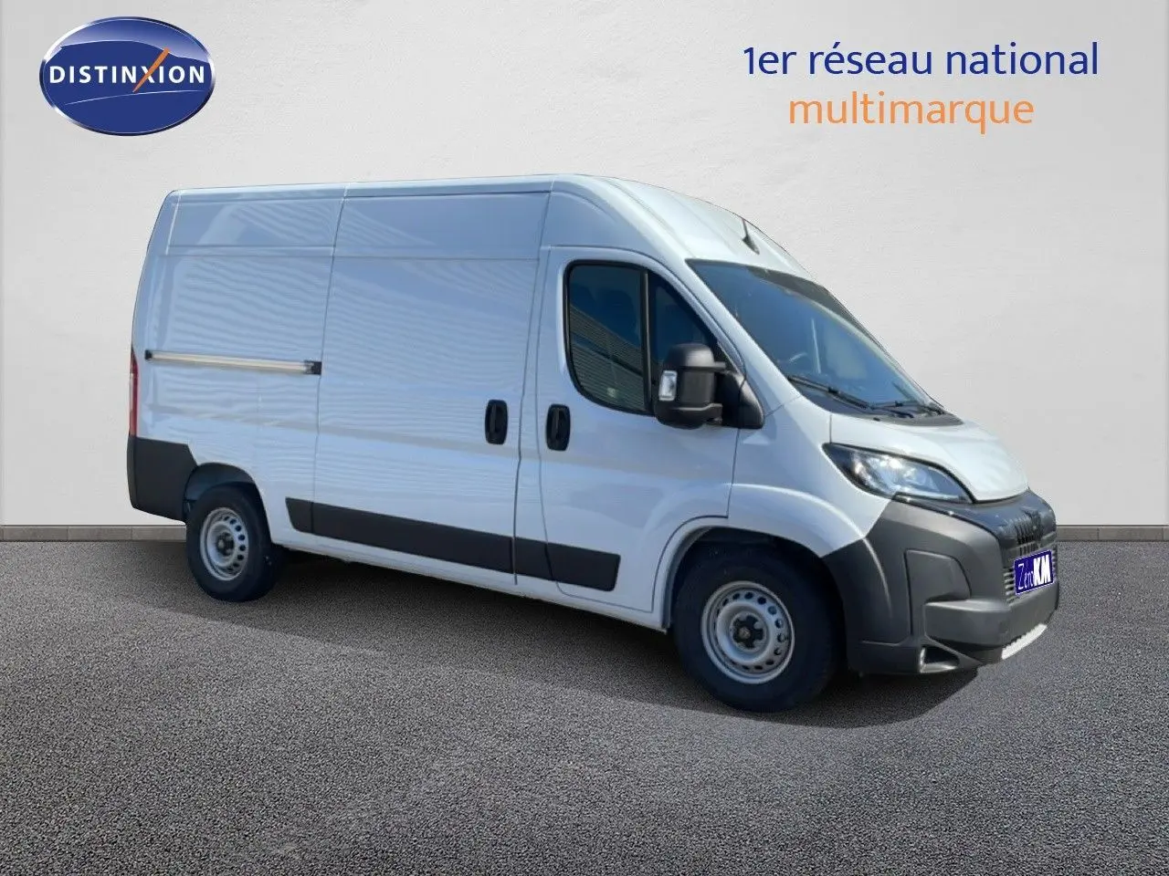 Vue 3/4 avant droite d’un Peugeot Boxer Fourgon blanc banquise avec pare-chocs noir et jantes acier.