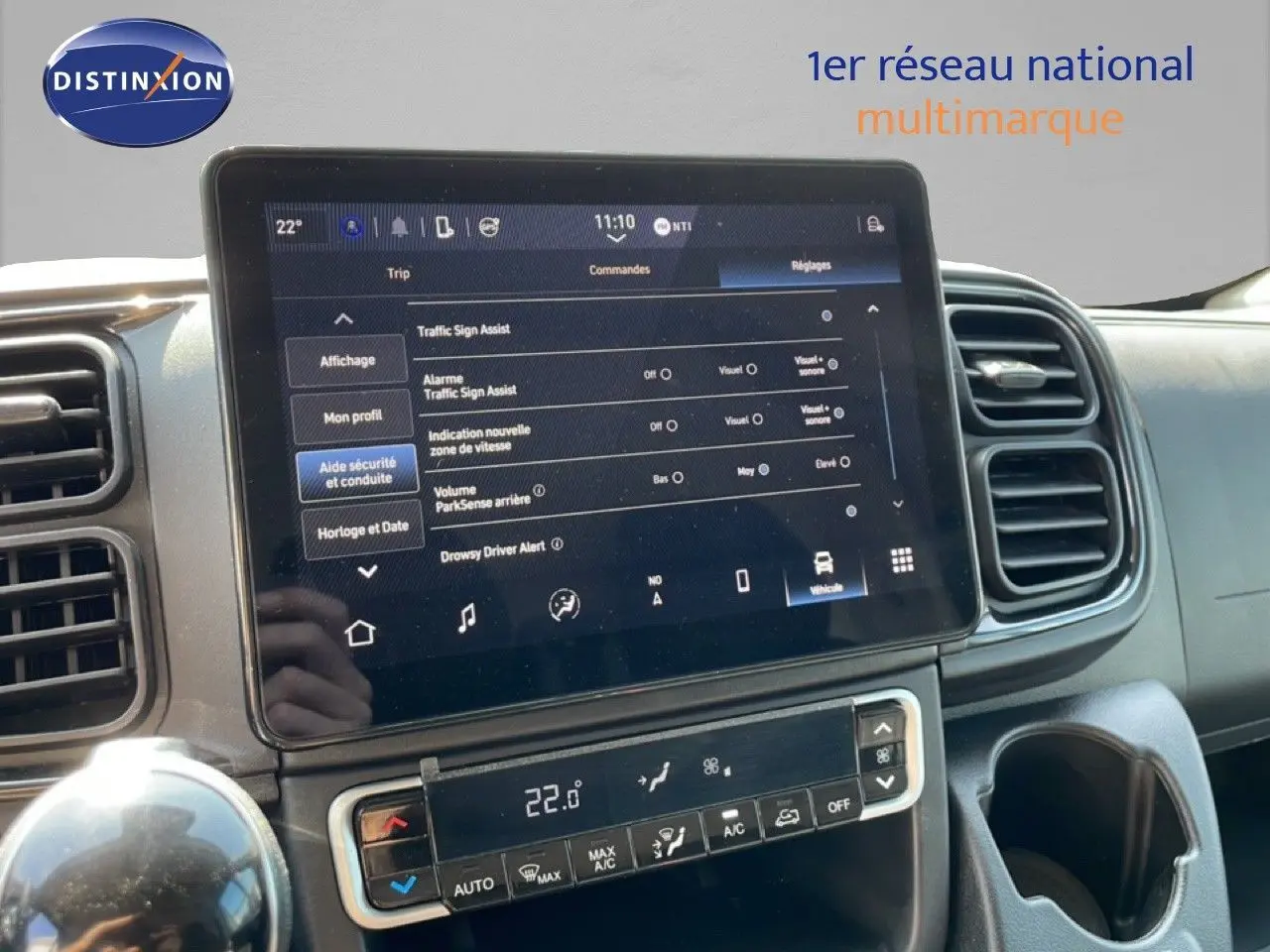 Intérieur du Peugeot Boxer Fourgon blanc, vue rapprochée de la console centrale avec écran tactile et commandes climatisation.