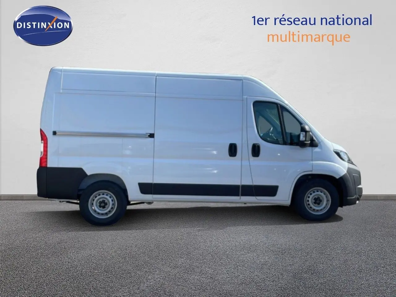 Vue de profil droit d’un Peugeot Boxer Fourgon blanc banquise avec porte latérale coulissante et jantes acier.