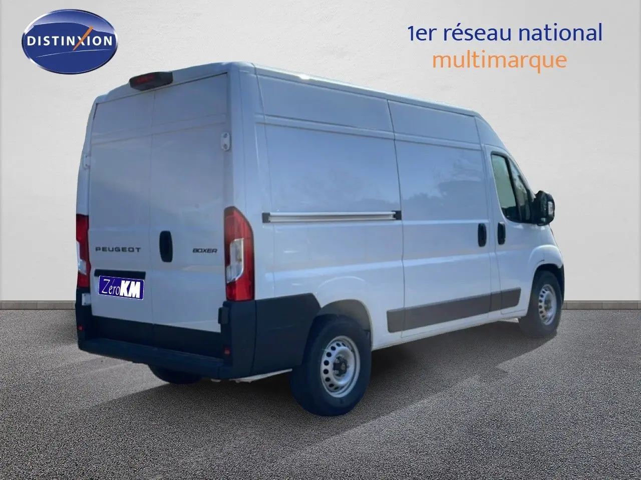 Peugeot Boxer Fourgon blanc banquise vu en 3/4 arrière droit, avec portes arrière fermées et jantes acier.