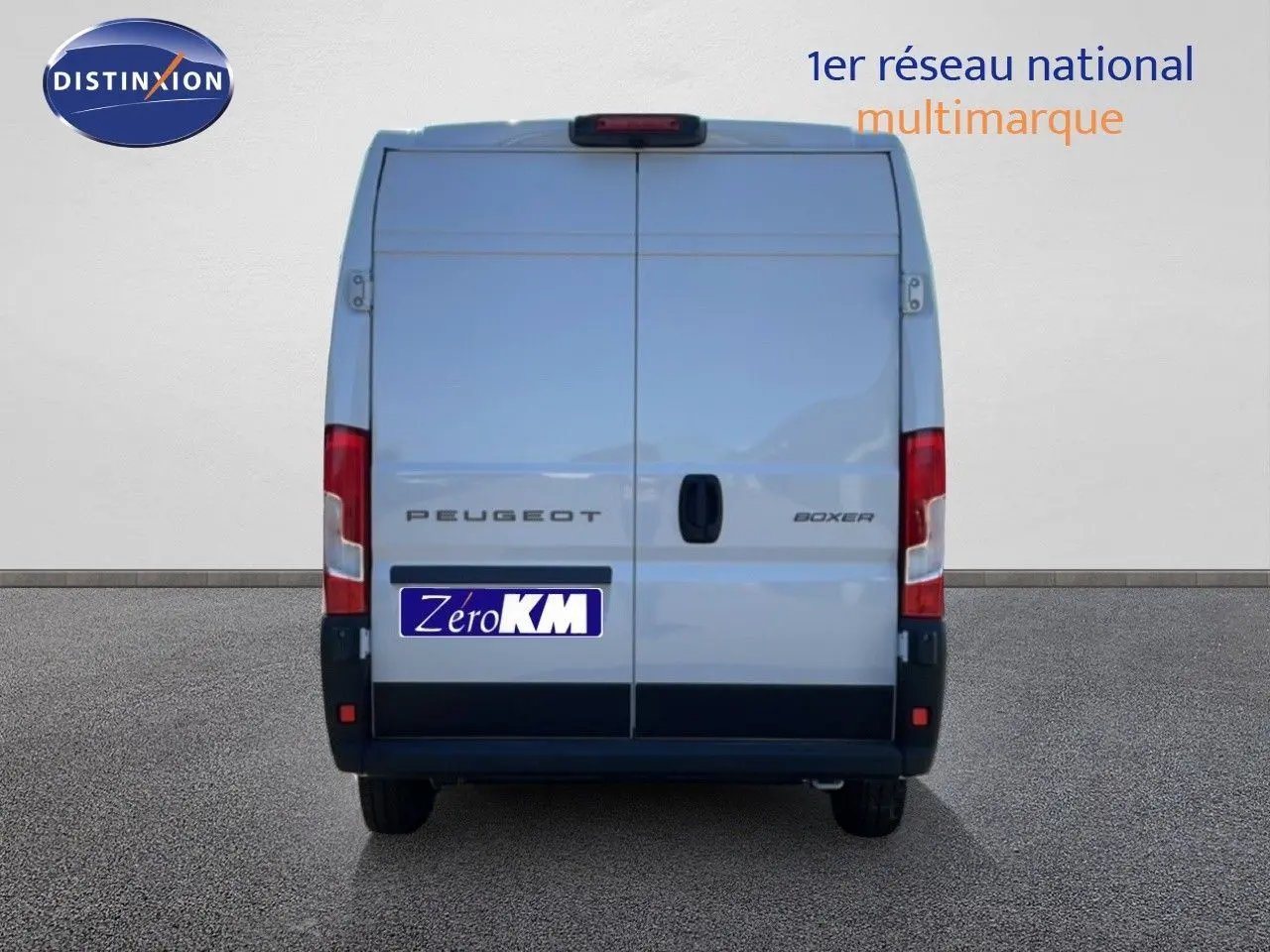 Vue arrière d'un Peugeot Boxer Fourgon blanc banquise avec portes battantes et feux rouges verticaux.