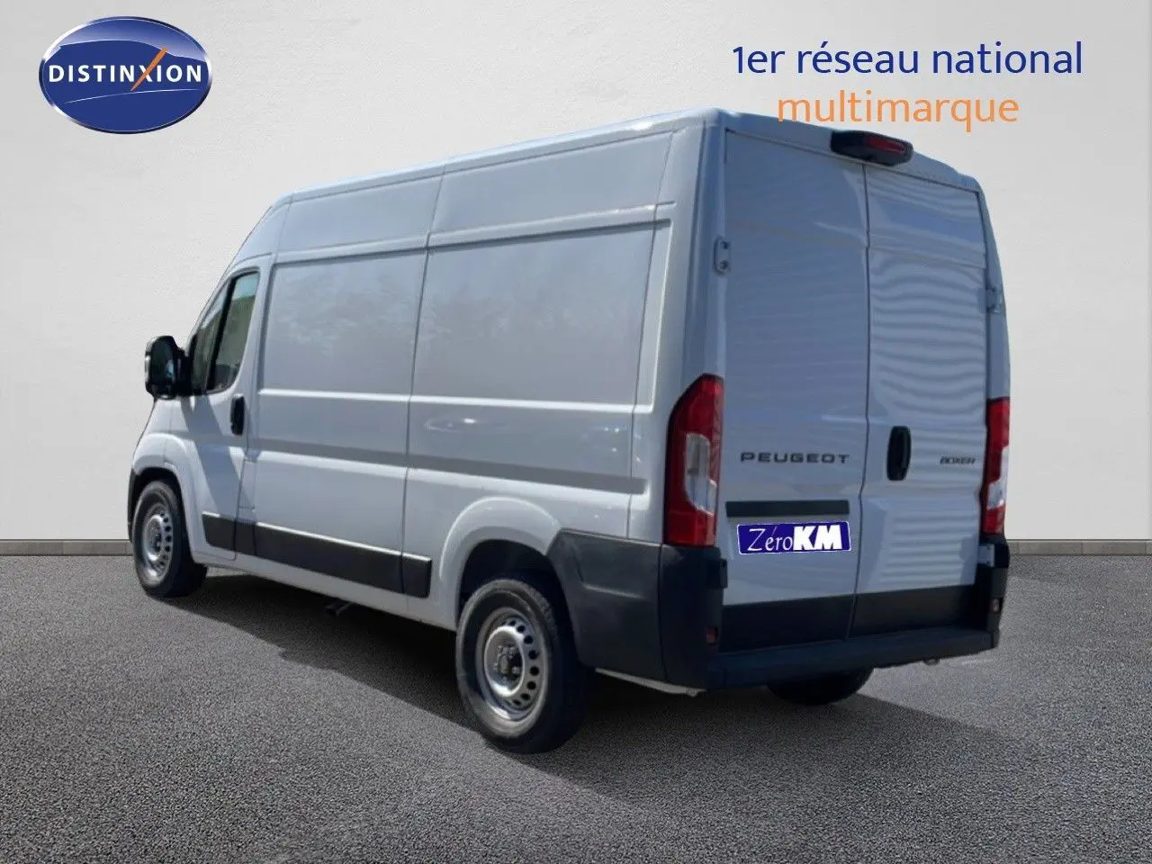 Vue 3/4 arrière droite d’un Peugeot Boxer Fourgon blanc banquise avec portes arrière battantes et jantes acier.