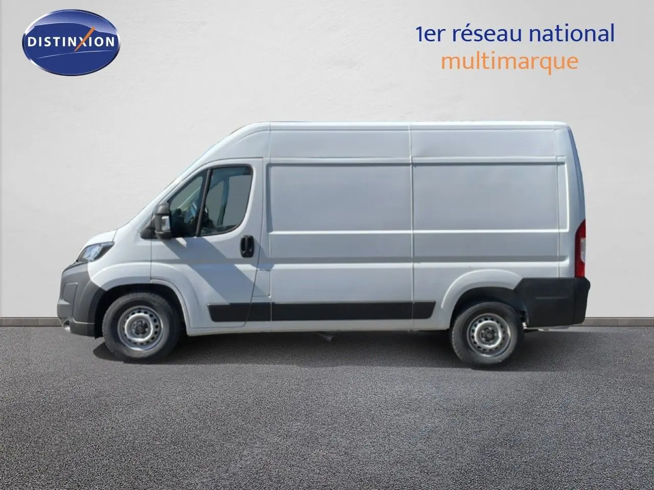 Vue de profil côté gauche d'un Peugeot Boxer Fourgon blanc banquise avec porte latérale et jantes acier.