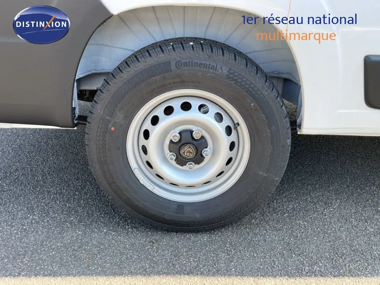 Gros plan sur la roue arrière droite du Peugeot Boxer Fourgon blanc banquise, avec jante acier et pneu Continental.