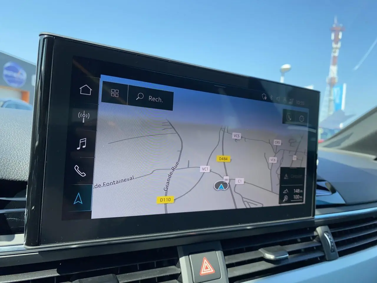 Écran central tactile montrant la navigation GPS dans l'habitacle d'une Audi A4 Avant rouge Tango de 2022.
