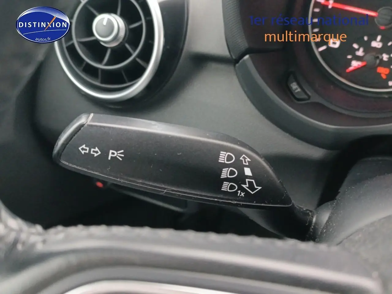 Gros plan sur la commande de clignotants à gauche dans l’habitacle d’une Audi A1 blanche de 2015.