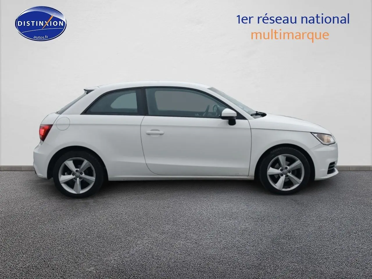 Profil droit d'une Audi A1 blanche de 2015 avec jantes alliage et feux arrière LED visibles sur fond neutre.