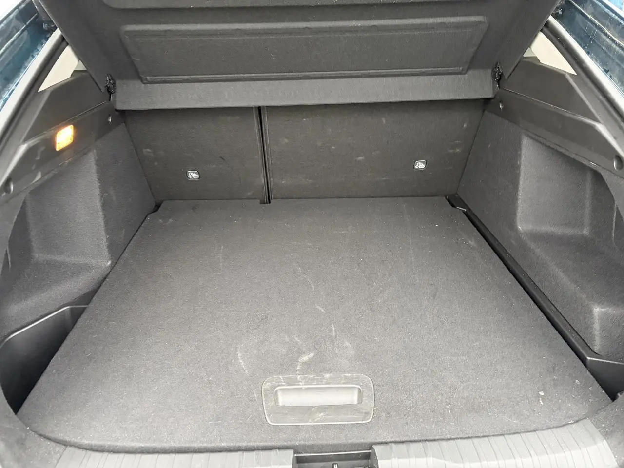 Coffre ouvert du Renault Arkana 2025, vue intérieure montrant un plancher plat et un éclairage latéral.