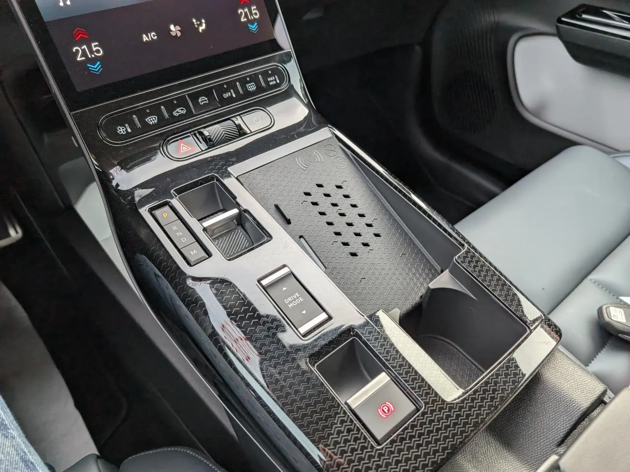 Vue rapprochée de la console centrale noire brillante en carbone du Citroën C5 Aircross 2026 avec commandes tactiles et siège gris.