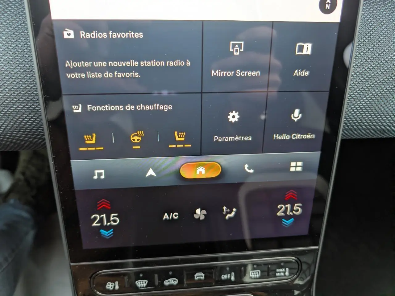 Écran tactile central vertical du Citroën C5 Aircross gris, affichant les réglages de chauffage et climatisation.