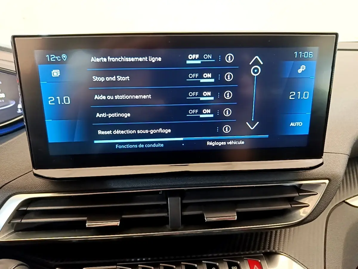 Écran tactile central du Peugeot 5008 gris clair affichant les réglages d'aide à la conduite et climatisation à 21°C.