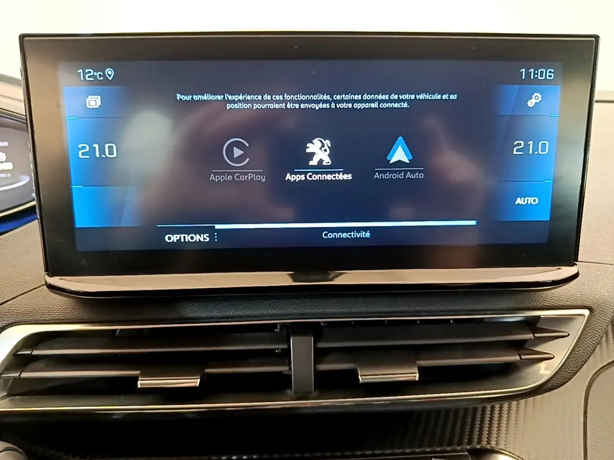 Écran tactile central du tableau de bord du Peugeot 5008 gris clair affichant Apple CarPlay et Android Auto.
