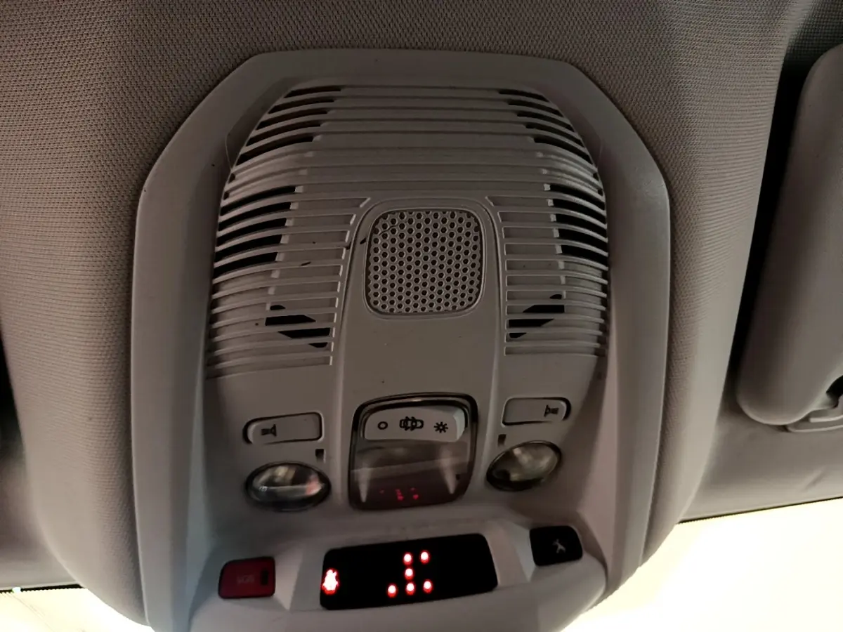 Vue intérieure en gros plan du plafonnier gris clair avec commandes d’éclairage et bouton SOS du Peugeot 5008 2021.