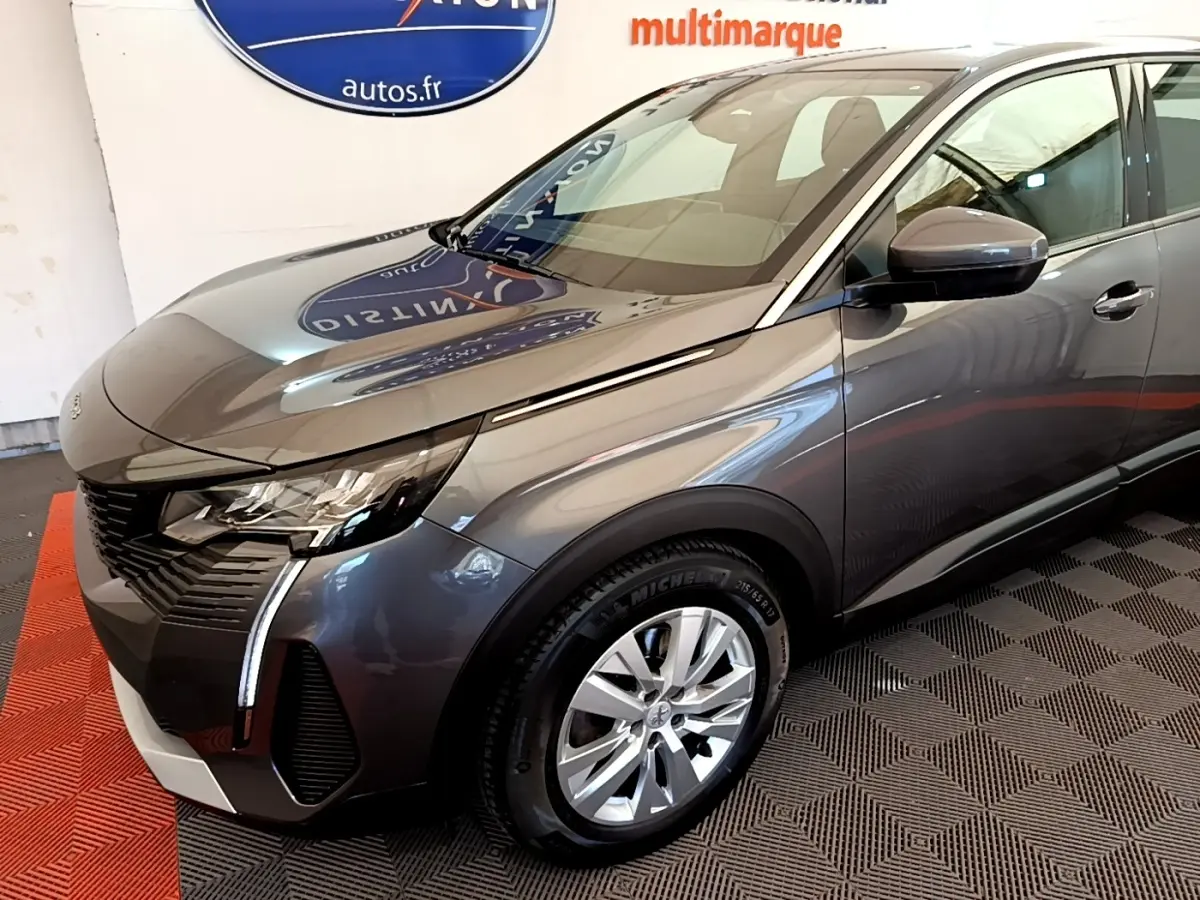 Vue 3/4 avant droit d’un Peugeot 5008 gris clair avec feux LED et rétroviseurs électriques rabattables.