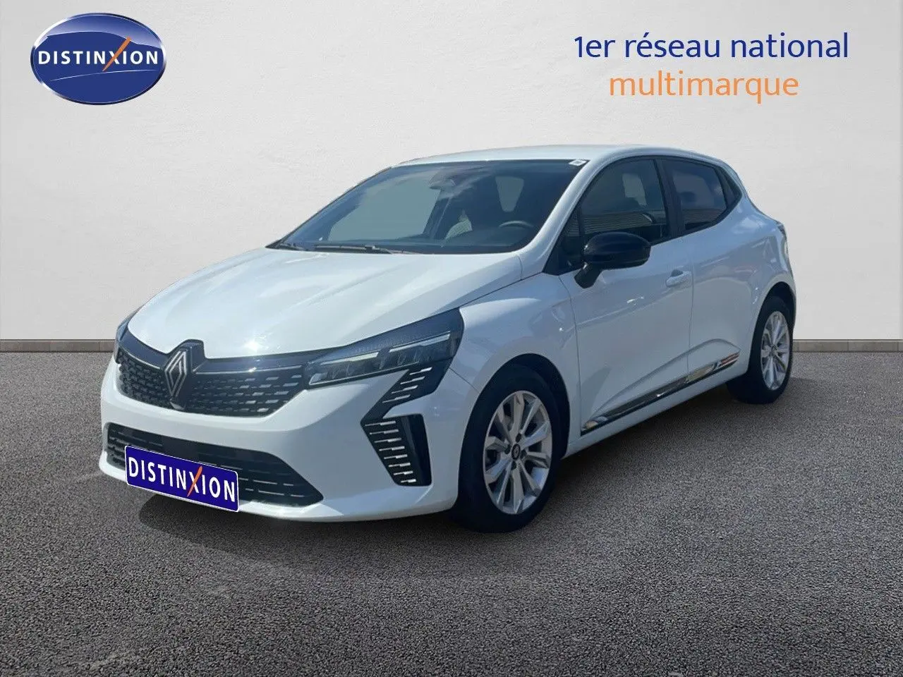 Renault Clio blanche vue en 3/4 avant droit, avec calandre noire et jantes alliage 16 pouces visibles.