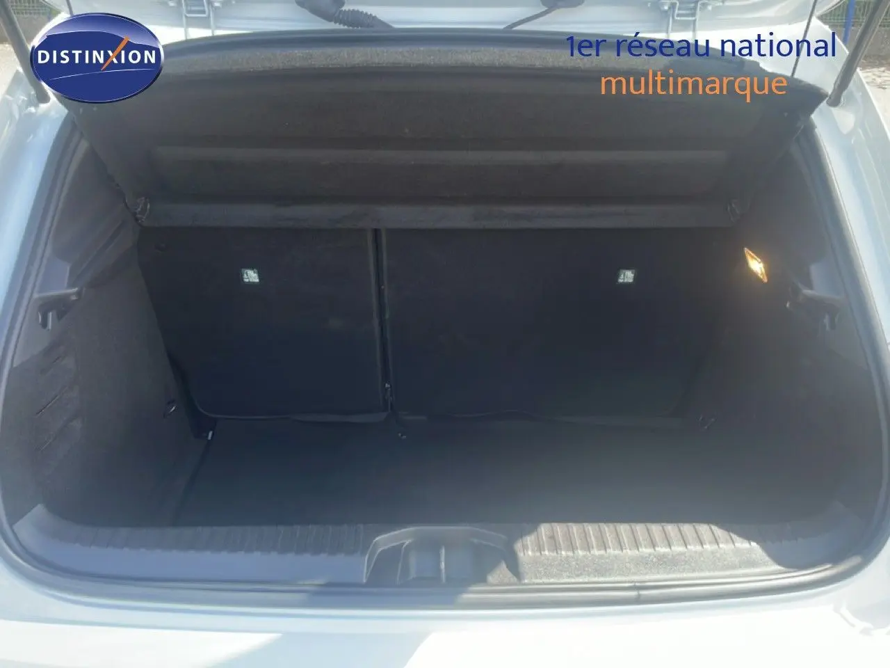Coffre ouvert de la Renault Clio blanche 2025, vue arrière montrant un espace de chargement vide et propre.