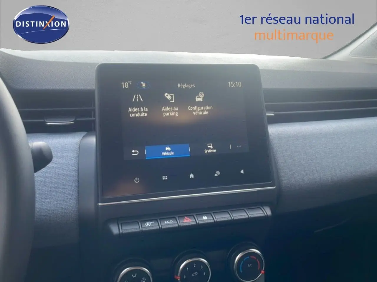 Vue intérieure centrée sur l’écran tactile et la console centrale d’une Renault Clio blanche, tableau de bord moderne.