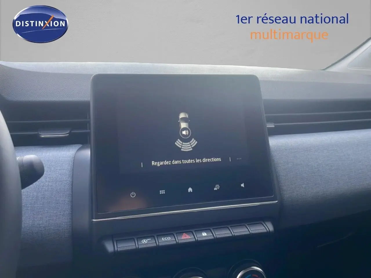 Vue rapprochée de l’écran tactile central du tableau de bord de la Renault Clio blanche 2025 avec interface active.