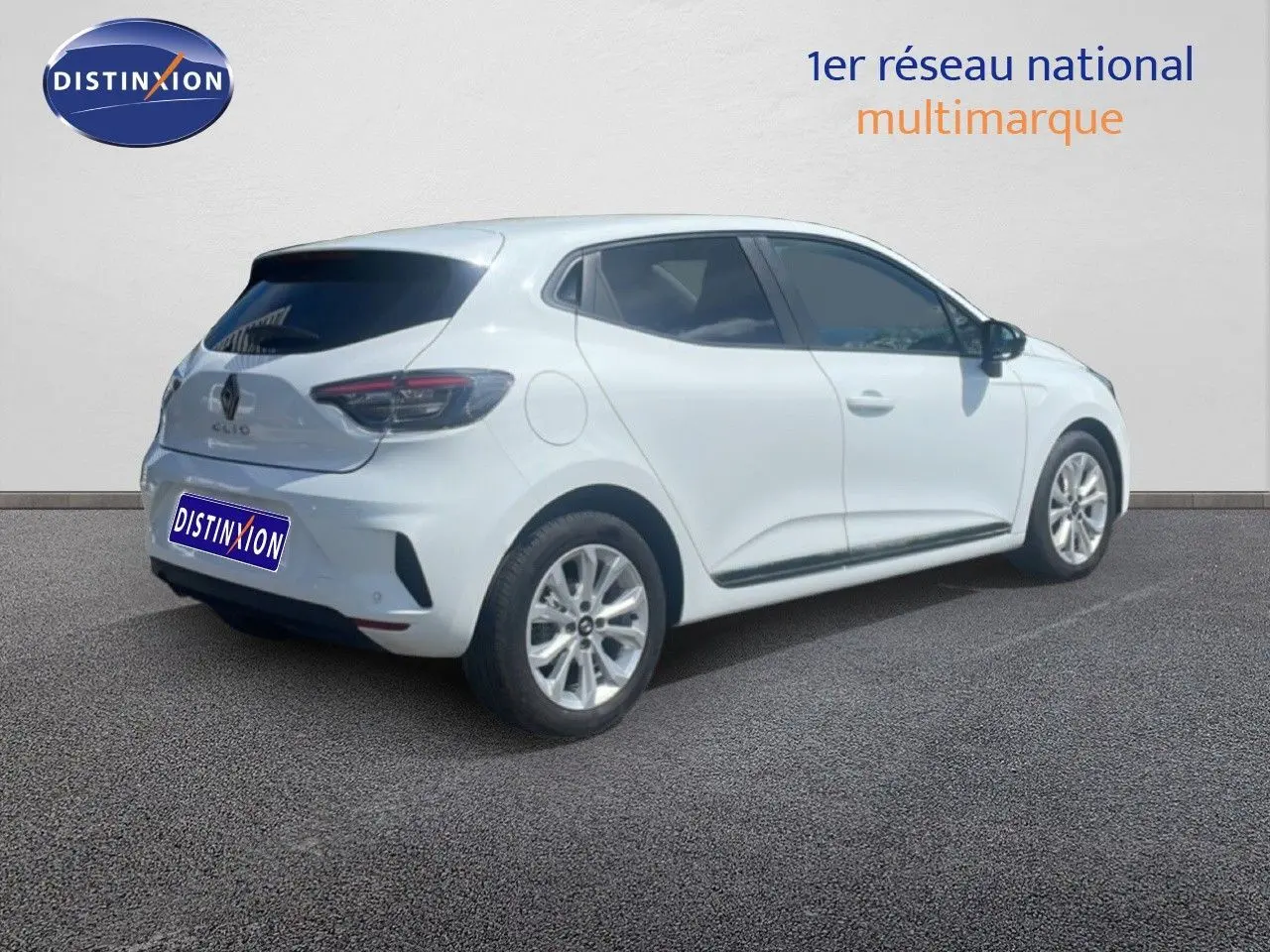 Renault Clio blanche 2025 vue 3/4 arrière côté droit, avec jantes alliage et vitres teintées.