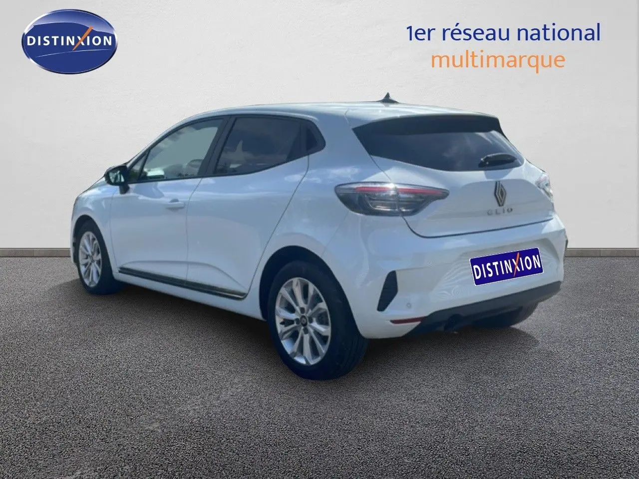 Vue 3/4 arrière droite d'une Renault Clio blanche 2025, avec vitres teintées et jantes alliage 16 pouces.