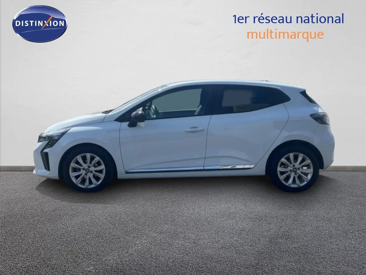 Profil droit d'une Renault Clio blanche 2025 avec jantes alliage et poignées de porte couleur carrosserie.
