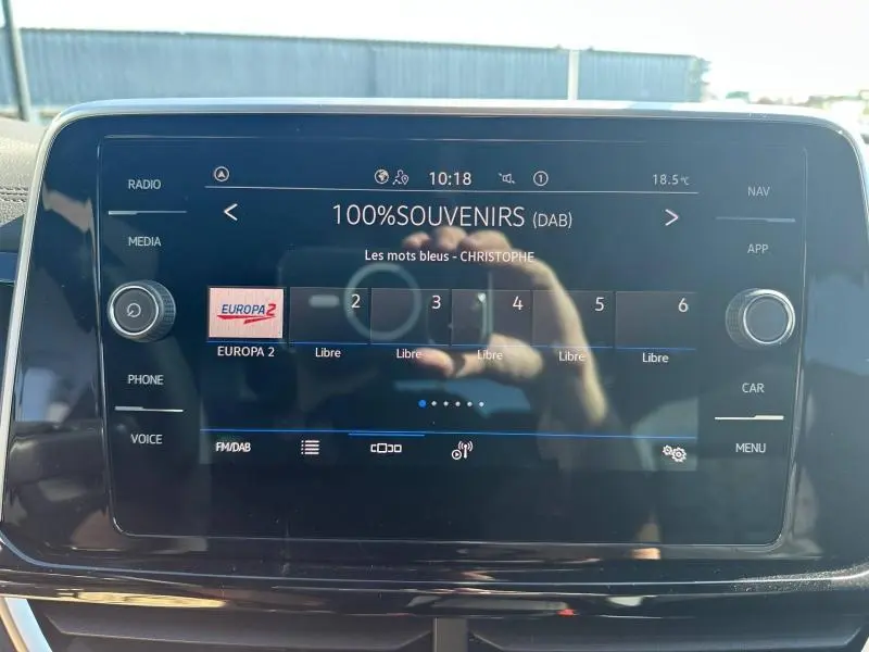 Écran tactile central du Volkswagen T-Roc 2025 affichant la radio numérique DAB sur fond noir brillant.